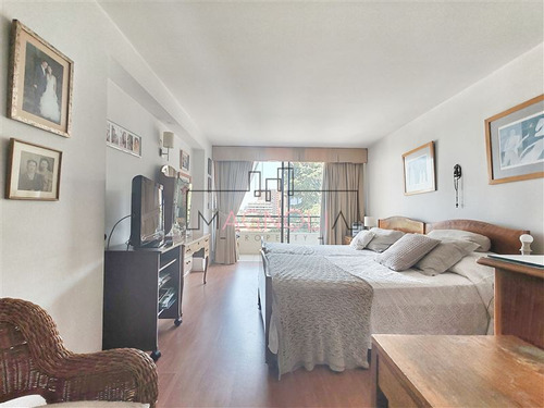 Departamento En Venta De 2 Dorm. + Servicio En Las Conde