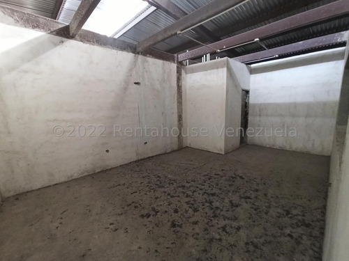 Galpón Nave Industrial Almacén Bodega Comercial En Venta En A Unos Metros De La Avenida Internacional Turmero Maracay Cuenta Con Tanque Subterráneo De Agua Área De Carga Y Almacenamiento Nela 23-139