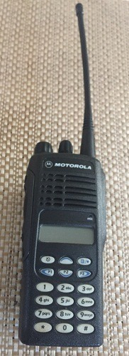 Radio Motorola Comunicaciónrango Bajo Pantalla Uhf Cargador 