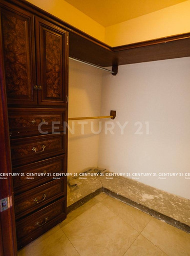 Casa En Venta Con Alberca, En Fraccionamiento Hacienda Santa Fe Chihuahua, Chih.