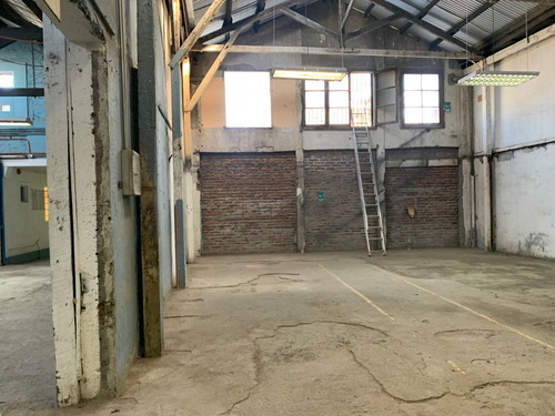 Trifásico, 652m2 Construidos. Oficinas-bodega. Conectividad.