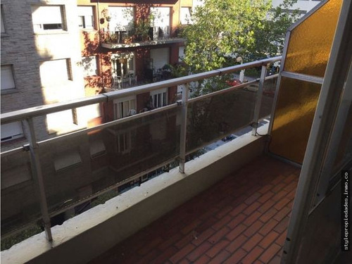 Ambiente Con Balcon A La Calle Centro