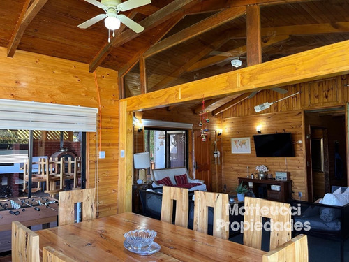 Linda Casa A Orilla De Lago