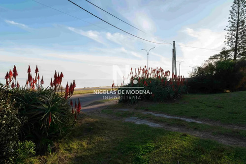 Importante Casa En Venta Frente A Playa Mansa.