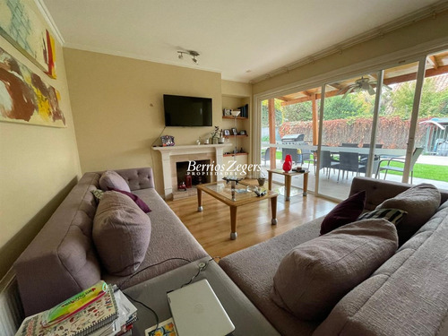 Casa En Venta De 5 Dorm. 4 Baños Más Servicio E Lo Barnechea