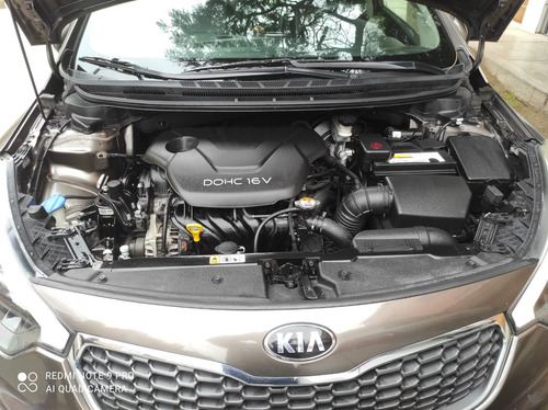 Auto Kia Cerato Hatchbac Color Beige Oscuro