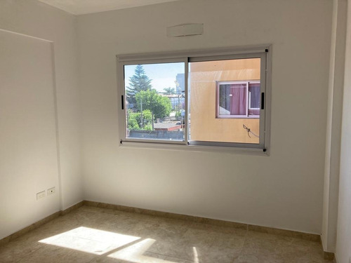 Imagen 7 de 8 de Departamento En Venta. Moron Sur. 2 Ambientes. Ideal Inversión!