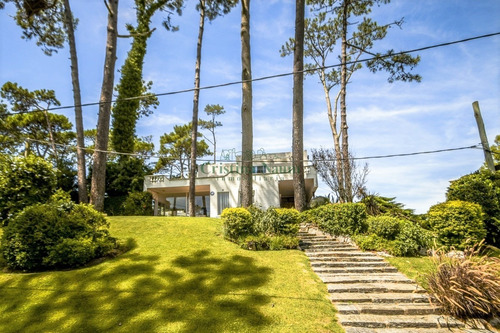 Casa De Seis Dormitorios En Venta - Playa Mansa - Ref: 37614