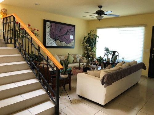 En Venta Casa En Centro Sur, Claustros, Gran Ubicación, Alberca, 3 Recamaras..