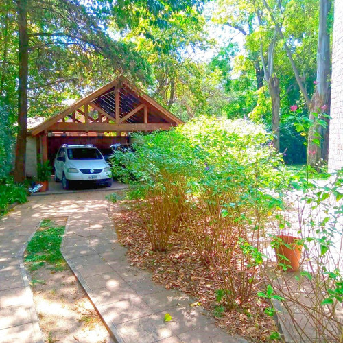 Chalet De Dos Plantas. Excelente Ubicación.