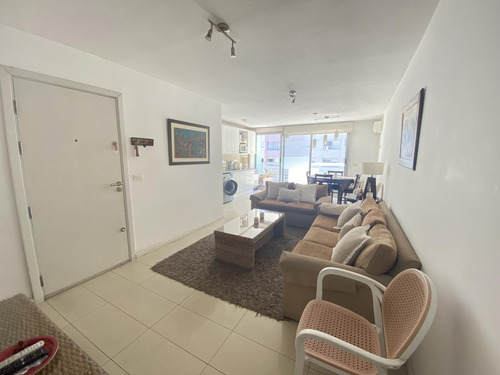 Venta De Apartamento 2 Dormitorios, 2 Baños. A 1 Cuadra De La Rambla. Pocitos!