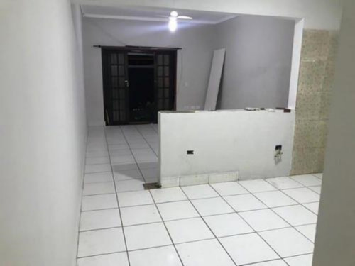 Imagem 2 de 9 de Casa No Balneário Gaivota, Em Itanhaém, Litoral Sul De São Paulo. Possui Churrasqueira, Quintal Com Jardim E Vaga Para 02 Automóveis.