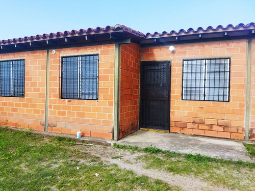 En Venta Casa En Calicanto Res Bosque De Oro Valencia  Atc-1106