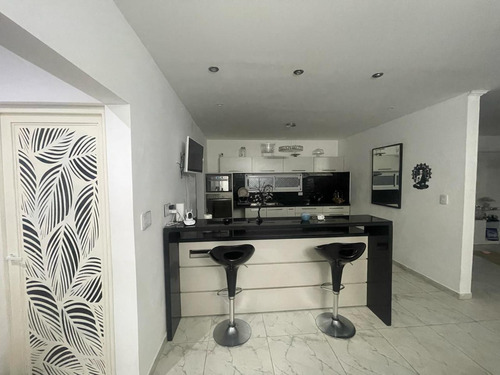 Casa En Venta - 3 Dormitorios 3 Baños - 4 Cocheras - 210mts2 - Haras Del Sur Ii