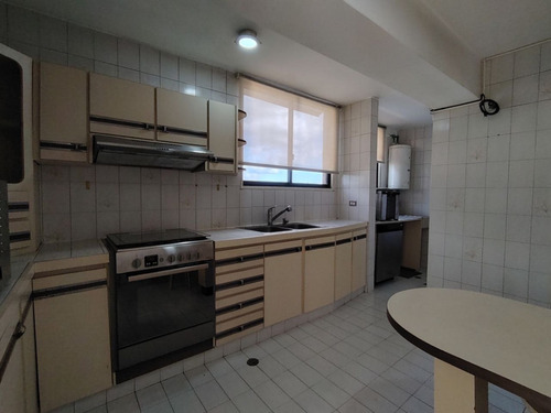 Se Alquila Amplio Y Cómodo Apartamento Con Excelente Ubicación En Urb. La Carlota. (13a)