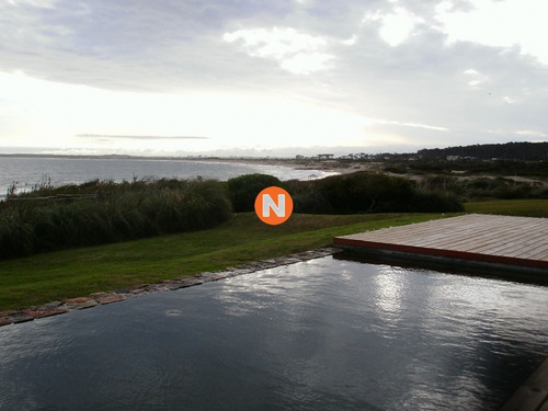 Casa En Venta Sobre El Mar, Con Vista Al Mar En Venta José Ignacio, 5 Dormitorios.- Ref: 205684