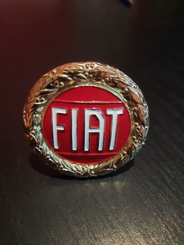 Fiat Insignia De Parrilla De Metal Dorado,original!!