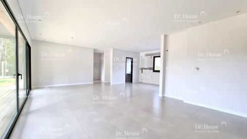 Casa En Barrio Privado En San Rafael, 3 Dormitorios, 1000 Metros Terreno, Calefacción