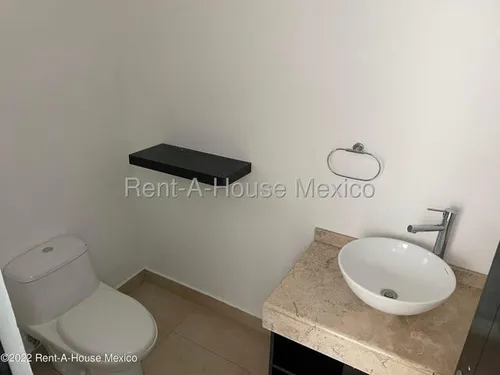 Casa Con Cuarto De Servicio, 4 Recámaras, Área De Tv. Cumbres Del Lago - Venta Rah2204