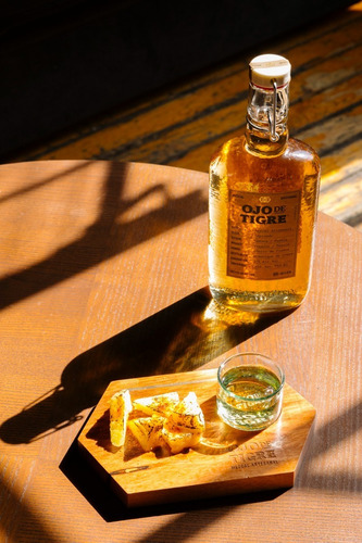 Imagen 3 de 3 de Mezcal Ojo De Tigre Reposado 750 Ml