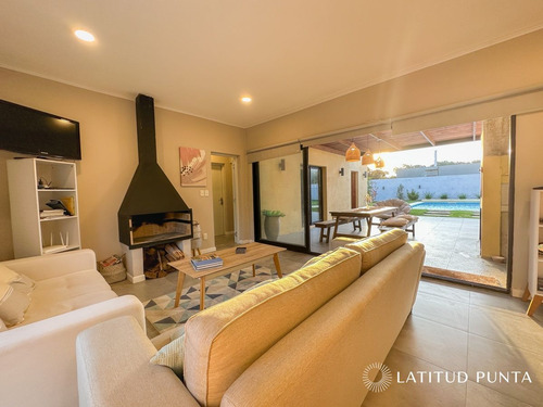 Imagen 3 de 30 de Casa Con Vista A Laguna Del Diario, 3 Dormitorios Más Dependencia Y Piscina
