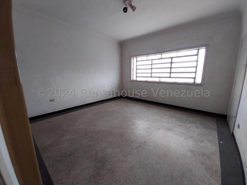 Ag. Vende Excelente Local De 2 Niveles Con Puestos De Estacionamiento A Pie De Calle Ubicado En Santa Monica