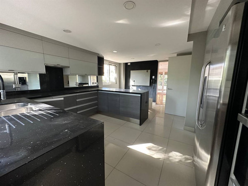 Dúplex Remodelado En Elegante Condominio/estoril