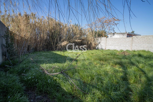 Venta Casa En Las Piedras, 2 Dormitorios, Gran Terreno.