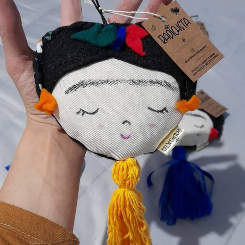 Imagen 3 de 6 de Souvenir Colgante Frida Kahlo X10 Unidades + Tarjeta