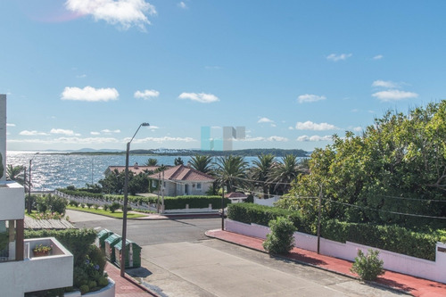 Extraordinaria Casa De Tres Plantas Ubicada En La Zona Más Exclusiva De La Península- Ref: 8706