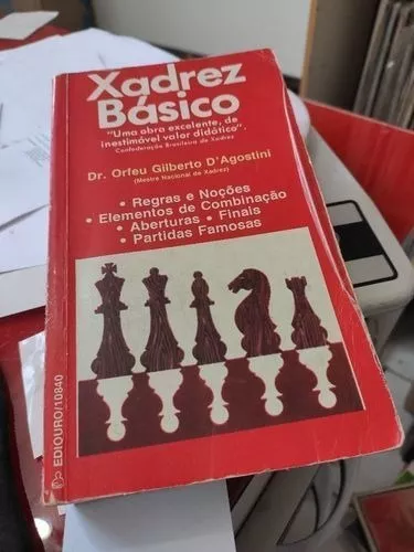 Lote 1839 - Xadrez básico, pelo Dr. Orfeu d´Agostini. Edição em 2 volumes  da editora difusora cultural, em 1955. Sinais de uso, pequenos defeitos (  23,5 x 16 cm )