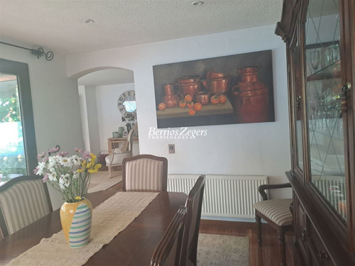 Casa En Venta De 4 Dorm.4 Baños. San Carlos En Las Condes