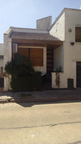 Imagen 1 de 13 de Casa 4 Ambientes. 192 M2 Cubiertos. 2 Plantas Con Garage.