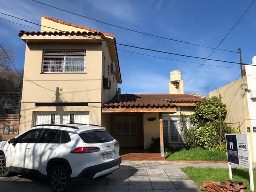 Casa En Venta - 4 Dormitorios 2 Baños - 200mts2 - Castelar