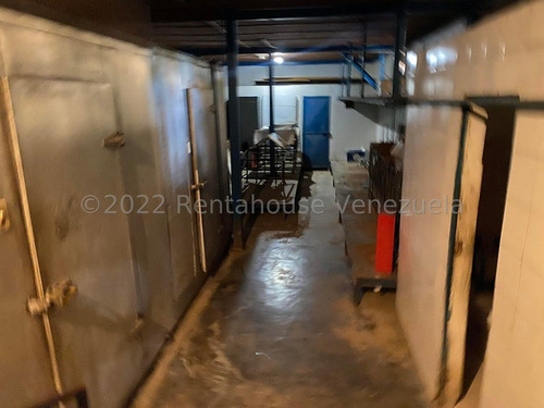 Edificio Comercial A La Venta En Playa Grande.locales,deposito,oficinas, Estacionamiento. 23-16262gm