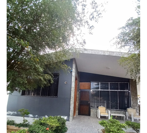 Vende Casa De Una Planta  En La Urb. Trigal Centro, Calle Cerrada