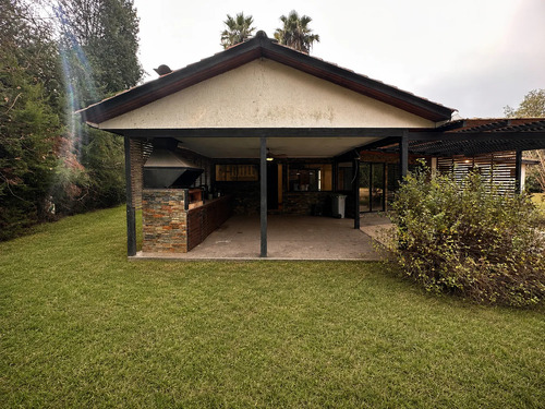 Parcela Con Casa, Piscina/ Quincho, Frente A Parque Y Laguna