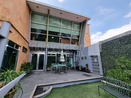 Edificio De Oficinas En Venta En Lomas De Querétaro, Con Recepción Y Sala De Jun