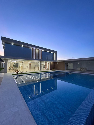 Sky Group Vende Casa En La Urbanización Terrazas Del Country. Vic-037