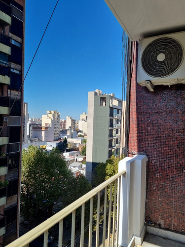 Muy Luminoso Departamento De 2 Ambientes En Pleno Centro De Lanús