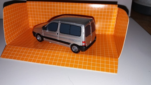 Escala 1.43 Peugeot Partner Vidriada Color Plateada