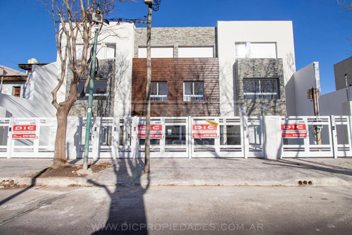 Imagen 3 de 30 de Triplex 5 Ambientes Con Jardin A Estrenar En Florida
