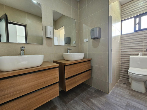 Apartamento En Venta En Zona Universitaria, Santo Domingo, 100m2, 2 Hab. 2 Parqueos, Excelente Ubicacion, Todas Las Comodidades, Seguridad, Oportunidad De Invertir.