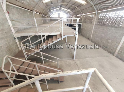 Daniela Linarez Alquila Galpones Comerciales En El Centro De Barquisimeto Posee 500m2 Espectacular Estructura Con Tanques Subterráneos Y Area De Mezzanina Contactame