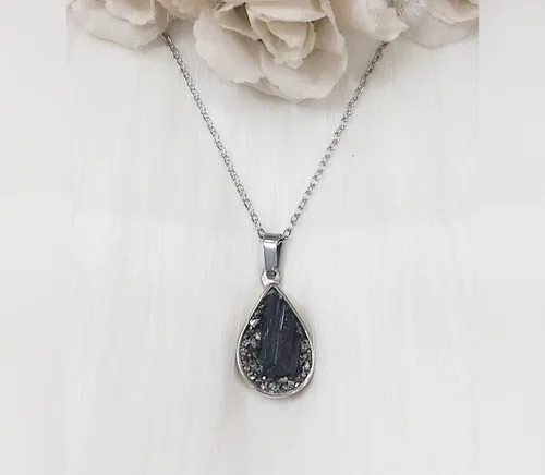 Collar Con Dije De Turmalina Y Pirita En Acero Quirúrgico