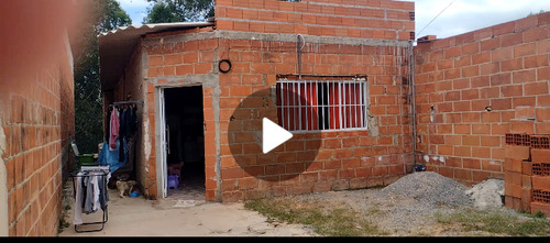 Casa Ampla Terreno 7x25 Com 110 Metros De Área Construída.