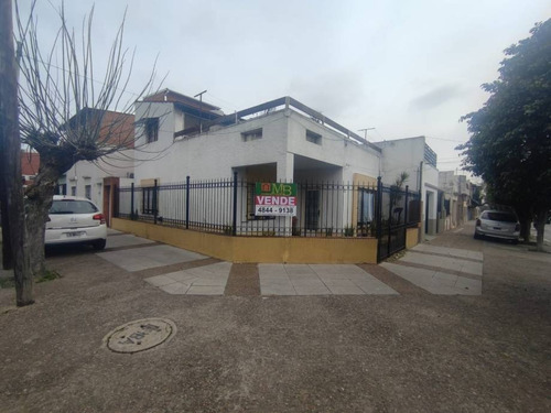 Casa En Esquina De 3 Ambientes En 1 Sola Planta, 2 Habitaciones Grandes, Baño Completo, Cocina Comedor , Living Muy Amplio Y Luminoso.  Arriba Tiene Un Quincho Con Parrilla , Baño, Cocina Y Una Habita