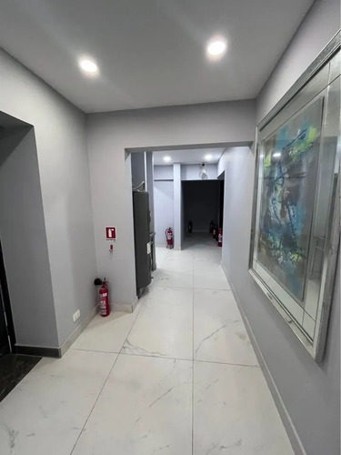 Gran Clinica Con Varios Box Y Pabellones En Providencia.
