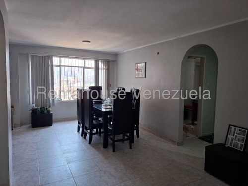 Julio Latouche 25-17262 Amplio Y Cómodo Apartamento En Venta Ubicado En El Corazón De Valencia, Bien Conservado 98 M2 Bien Distribuidos, Amplia Cocina, Closet En Las 3 Habitac