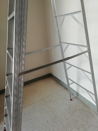Escalera De Aluminio Tipo Tijera. 8 Tramos. Usada